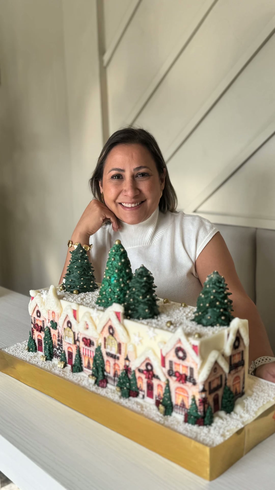 Andreina Ruiz junto a su creación Linda Navidad